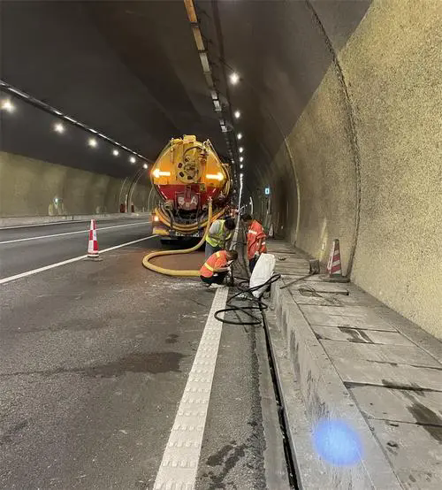 带岭隧道排水渠清淤